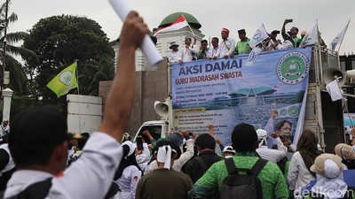 Bertahun-tahun Jadi Honorer, Guru Madrasah Geruduk DPR