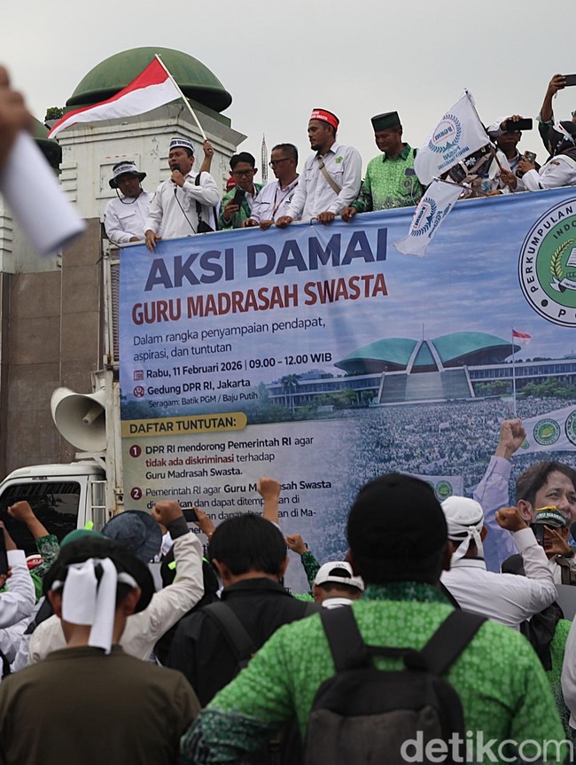 Bertahun-tahun Jadi Honorer, Guru Madrasah Geruduk DPR