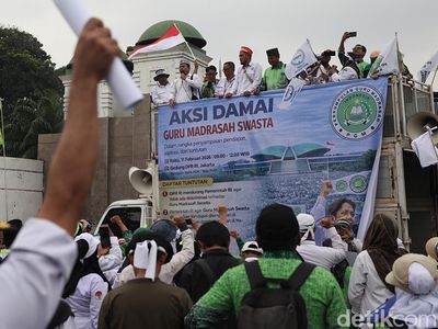 Bertahun-tahun Jadi Honorer, Guru Madrasah Geruduk DPR