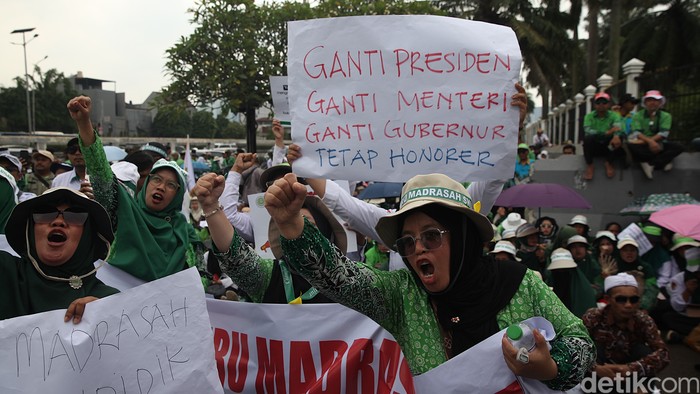 Ratusan anggota Perkumpulan Guru Madrasah Indonesia menggelar unjuk rasa di depan Gedung DPR/MPR, Jakarta, Rabu (11/2/2026).