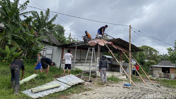 Warga membongkar rumah yang terdampak tanah gerak di Kelurahan Jangli, Kecamatan Tembalang, Kota Semarang.