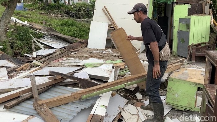 Para warga membongkar rumah yang terdampak tanah gerak di Kelurahan Jangli, Kecamatan Tembalang, Kota Semarang, Rabu (11/2/2026).