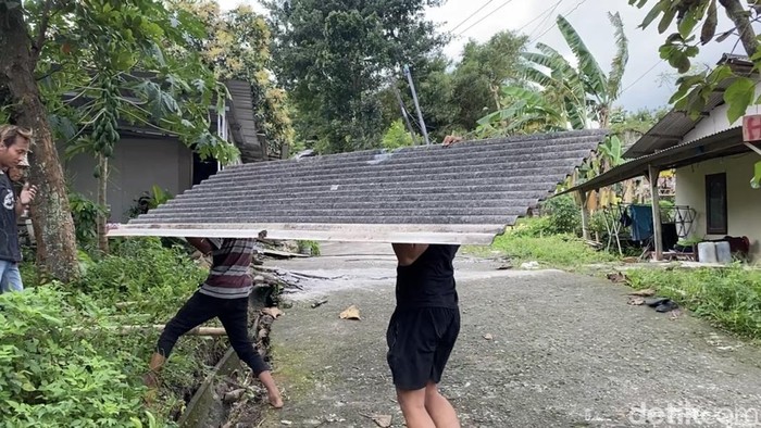 Para warga membongkar rumah yang terdampak tanah gerak di Kelurahan Jangli, Kecamatan Tembalang, Kota Semarang, Rabu (11/2/2026).