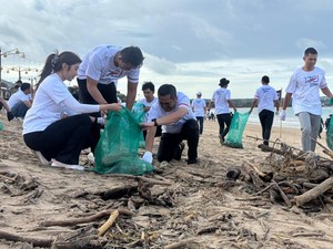 Dukung Indonesia ASRI, BRI Region 17 Denpasar Bersihkan Pantai Kedonganan