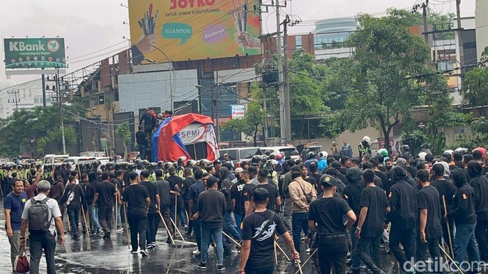 Buruh gelar aksi blokade jalan masuk halaman Pakuwon Tower Surabaya.