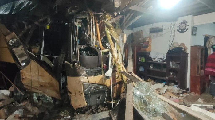 Bus Hilang Kendali Tabrak Rumah di Polman, 5 Warga Terluka