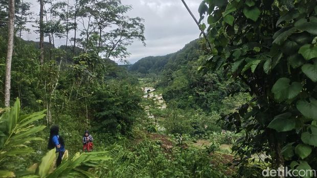 Curug Ciawitali, salah satu destinasi wisata air terjun yang digemari pengunjung