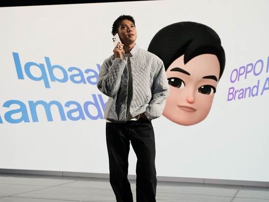 Desain OPPO Reno15 Series Jadi Bagian dari Outfit Iqbaal.