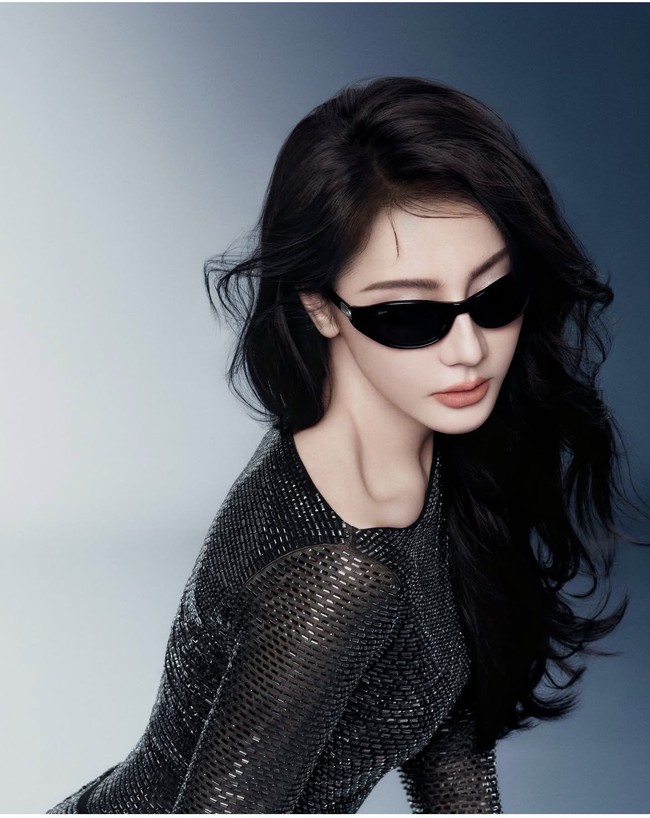 Dilraba Dilmurat tampil dalam sentuhan modern chic dengan kacamata hitam berbingkai ramping. Rambut panjang yang ditata loose dengan atasan hitam bertekstur membuat penampilan bintang drama China Love On The Turquoise Land ini terlihat elegan. Foto: Dok. Fakeme Eyewear