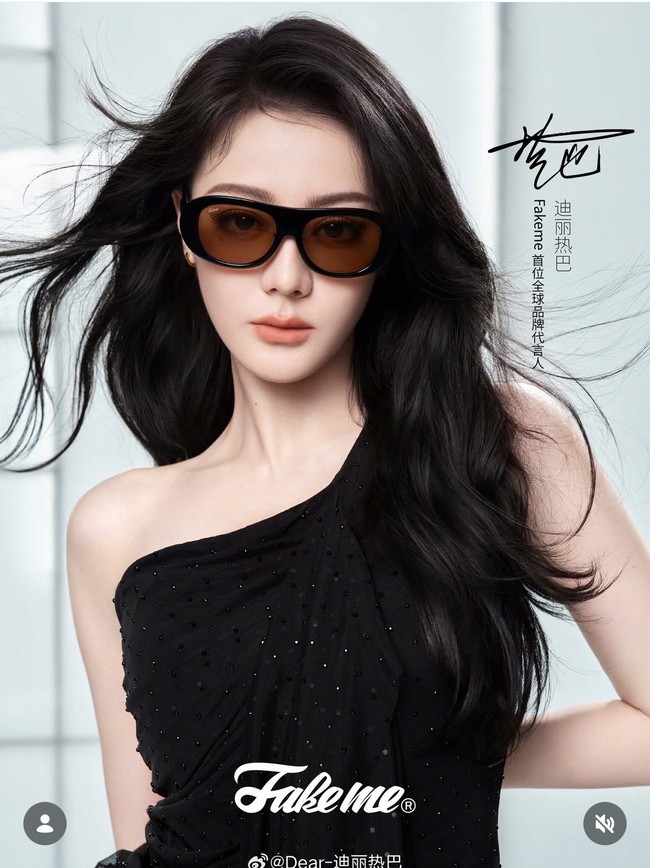 Aktris asal Uyghur ini nampak memesona dengan makeup bernuansa nude. Dilraba Dilmurat tampil glamor dalam balutan gaun hitam one-shoulder yang dipadukan dengan kacamata hitam berbingkai tebal dan lensa gelap. Foto: Dok. Fakeme Eyewear