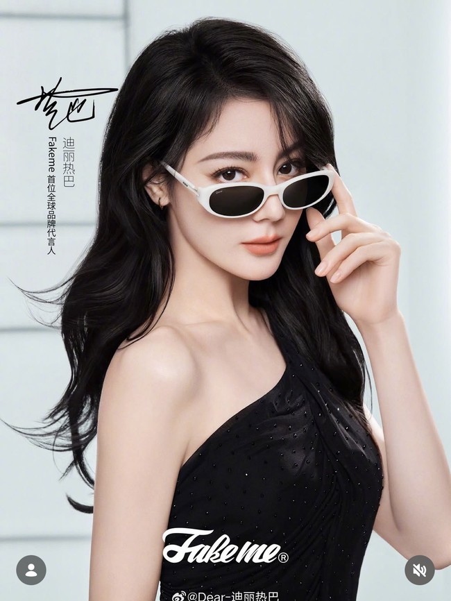 Pemain drama You Are My Glory ini terlihat glamor dan playful dengan gaun hitam bertekstur one-shoulder dan kacamata hitam putih berbingkai tebal. Foto: Dok. Fakeme Eyewear