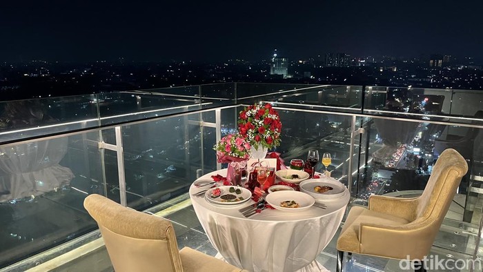 Dinner romantis dari ketinggian lantai 18 Kota Bandung