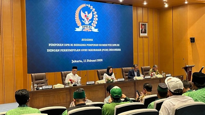 Guru Madrasah Swasta Ngadu ke DPR: Tak Bisa Ikut PPPK, Gaji Rp 300 Ribu Terancam