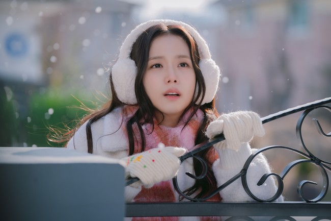 Mulai dari kencan di kapal pesiar sampai istana kerajaan Korea. Nantikan petualangan cinta Jisoo BLACKPINK di drama Korea Boyfriend On Demand yang hadir di Netflix pada 6 Maret 2026. Foto: dok. Netflix