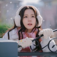 Mulai dari kencan di kapal pesiar sampai istana kerajaan Korea. Nantikan petualangan cinta Jisoo BLACKPINK di drama Korea Boyfriend On Demand yang hadir di Netflix pada 6 Maret 2026. Foto: dok. Netflix