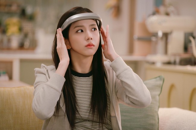 Hidupnya berubah setelah mendapat perangkat “Boyfriend on Demand.” Setelah dipakai, karakter Jisoo BLACKPINK langsung masuk dunia virtual dan bisa kencan dengan pria-pria idamannya. Foto: dok. Netflix