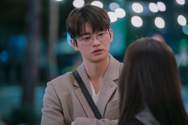 Seo In Guk akan hadir sebagai rival Jisoo BLACKPINK di kantor. Produser webtoon Park Kyeong Nam sulit ditebak dan dingin, membuatnya ingin menghindar. Foto: dok. Netflix
