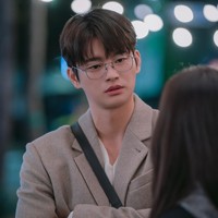 Seo In Guk akan hadir sebagai rival Jisoo BLACKPINK di kantor. Produser webtoon Park Kyeong Nam sulit ditebak dan dingin, membuatnya ingin menghindar. Foto: dok. Netflix