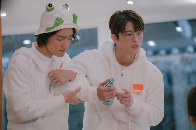 Meski terlihat galak, karakter Seo In Guk berubah jadi menggemaskan saat mabuk selama agenda minum-minum di kantor. Foto: dok. Netflix