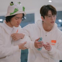 Meski terlihat galak, karakter Seo In Guk berubah jadi menggemaskan saat mabuk selama agenda minum-minum di kantor. Foto: dok. Netflix