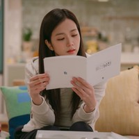 Jisoo BLACKPINK siap menyapa penggemar lewat drama Korea Netflix, Boyfriend on Demand. Kali ini, ia menjelma sebagai produser webtoon yang sibuk kerja sampai tak sempat pacaran. Foto: dok. Netflix