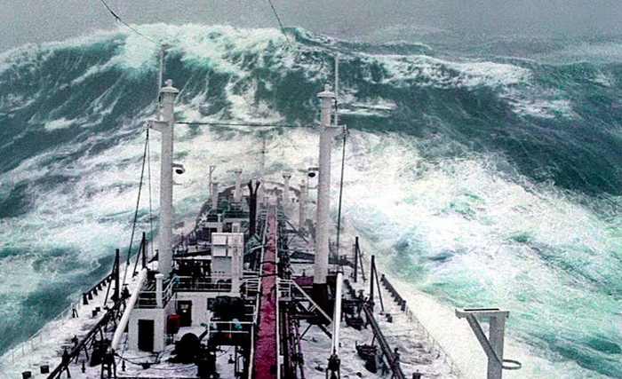 Kapal tanker Stolt Surf menghadapi gelombang besar pada1977. Foto ini diambil dari anjungan setinggi 22 meter di atas permukaan laut, yang kemudian dihantam gelombang tersebut, meninggalkan jembatan penghubung logam yang bengkok di atas dek dan puing-puing di bawahnya.