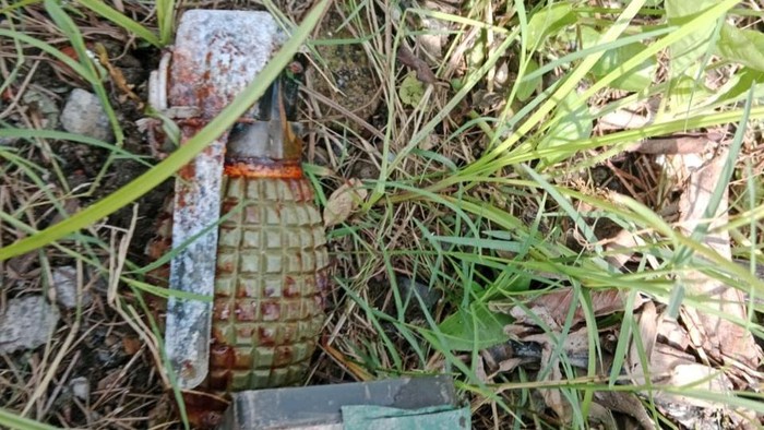 Awalnya benda yang ditemukan berupa sebuah baterai aki. Namun saat dibuka ternyata di dalamnya terdapat sebuah granat tangan jenis nanas.