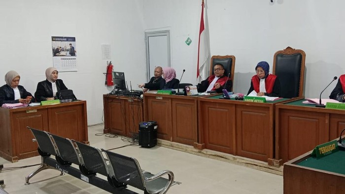 Hakim membacakan vonis terhadap terdakwa Habis secara daring di PN Palembang.