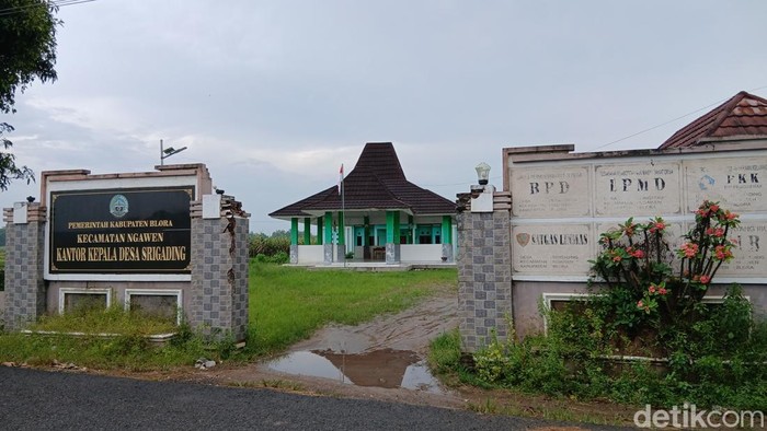 Wanita yang digerebek bersama pria inisial MM alias Cimut di Blora disebut merupakan anak perangkat desa setempat.