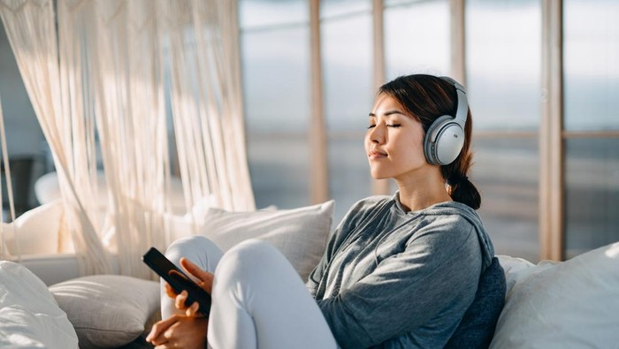 Ilustrasi mendengarkan lagu