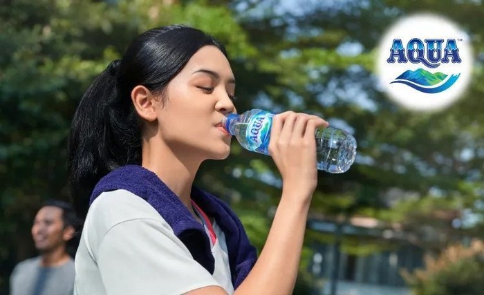 Ilustrasi minum air AQUA.