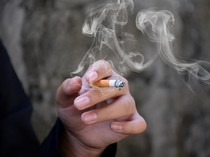 Apa Hukum Merokok Saat Puasa? Yuk Simak Penjelasannya
