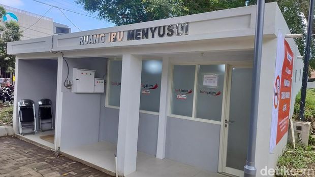 Imbauan larangan merokok di ruang lakstasi Alun-Alun Merdeka Malang dipasang