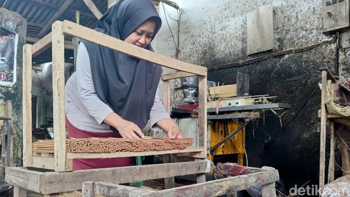 Imlek membawa berkah bagi perajin dupa di Lumajang