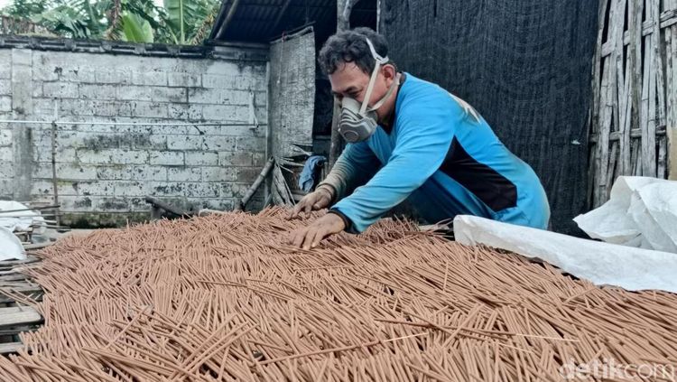 Produksi Dupa di Lumajang Meningkat Jelang Perayaan Imlek