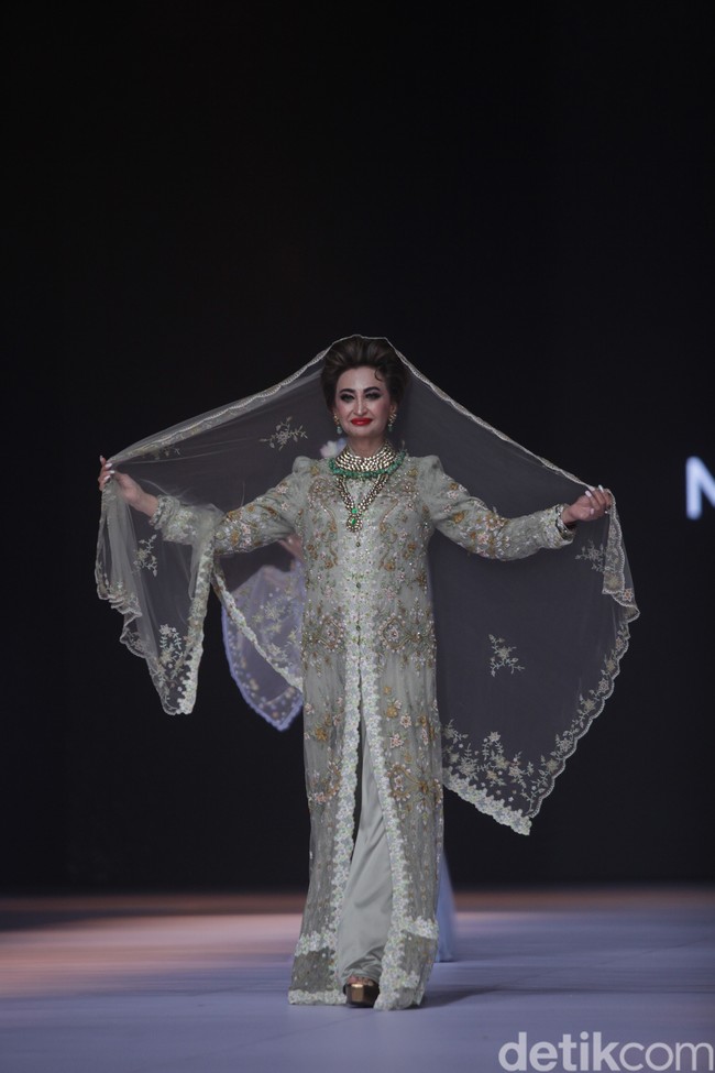 Raakhee Punjabi tampil dalam balutan busana Mazulabel karya Marini Zumarnis yang memadukan siluet modern dengan sentuhan bordir yang sangat mewah. Gaya anggun istri produser film dan sinetron ternama, Raam Punjabi ini dilengkapi dengan tulle veil yang memberikan kesan megah sekaligus elegan di atas panggung. Foto: Gilang Faturahman/detikFoto