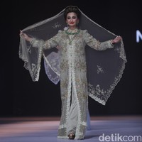 Raakhee Punjabi tampil dalam balutan busana Mazulabel karya Marini Zumarnis yang memadukan siluet modern dengan sentuhan bordir yang sangat mewah. Gaya anggun istri produser film dan sinetron ternama, Raam Punjabi ini dilengkapi dengan tulle veil yang memberikan kesan megah sekaligus elegan di atas panggung. Foto: Gilang Faturahman/detikFoto