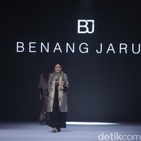 Istri Ketua MPR Bambang Soesatyo, Dewi Bamsoet, tampil sangat elegan di atas runway mengenakan outer bermotif etnik yang mewah dengan perpaduan detail payet yang berkilau. Dewi membawakan koleksi dari Benang Jarum. Foto: Gilang Faturahman/detikFoto