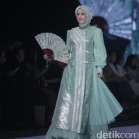 Istri anggota DPR sekaligus vokalis Ungi, Pasha, Adelia Pasha tampil menawan dalam balutan busana muslim bernuansa hijau sage karya Lina Sukijo yang memadukan detail payet mewah dengan aksen bordir geometris yang elegan.  Foto: Gilang Faturahman/detikFoto.