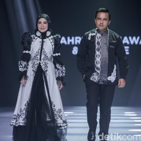 Sahrul Gunawan tampil karismatik dalam balutan kemeja hitam dari Motif Hawa yang dihiasi detail bordir putih vertikal yang memberikan kesan maskulin namun tetap serasi dengan sang istri, Dine Mutiara. Foto: Gilang Faturahman/detikFoto.