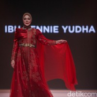 Ketua Bhayangkari Daerah Kalimantan Selatan Yennie Yudha tampil dalam balutan gaun merah mewah yang dihiasi bordir emas, lengkap dengan aksen jubah transparan. Foto: Gilang Faturahman/detikFoto.