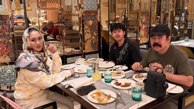 Hangatnya Kebersamaan Inul Daratista dan Keluarga saat Kulineran