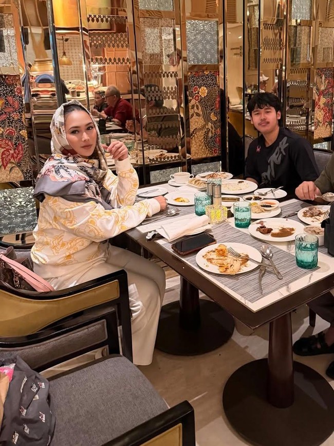 Hangatnya Kebersamaan Inul Daratista dan Keluarga saat Kulineran