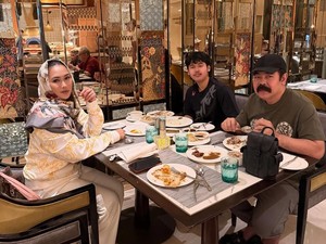 Hangatnya Kebersamaan Inul Daratista dan Keluarga saat Kulineran