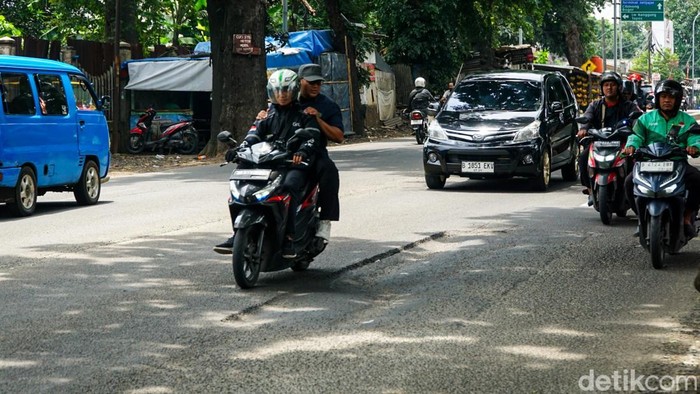 Kondisi jalan berlubang terlihat di Jalan Raya Bogor, kawasan Cimanggis, Kota Depok, Rabu (11/2/2026). Lubang yang cukup dalam tersebut dinilai membahayakan keselamatan pengguna jalan, terutama pengendara sepeda motor yang melintas di jalur tersebut.