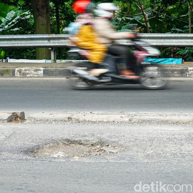Jalan Raya Bogor Berlubang, Pengendara Diminta Waspada