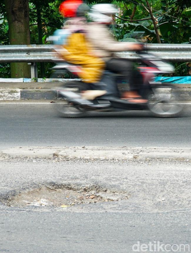 Jalan Raya Bogor Berlubang, Pengendara Diminta Waspada