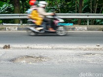 Jalan Raya Bogor Berlubang, Pengendara Diminta Waspada