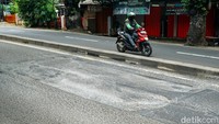 Warga sekitar menyebut, jalan berlubang tersebut telah memicu terjadinya kecelakaan tunggal. Pengendara yang berusaha menghindari lubang dilaporkan kehilangan kendali dan terjatuh.