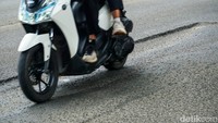 Kondisi jalan yang rusak ini disebut semakin berbahaya pada malam hari. Minimnya pencahayaan membuat lubang sulit terlihat, khususnya bagi pengendara yang melaju dengan kecepatan cukup tinggi.